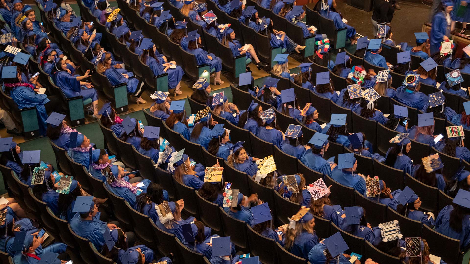 Venue/architecture.
Graduados en ceremonia. Estudiantes celebran su logro académico en el auditorio. Evento de graduación.