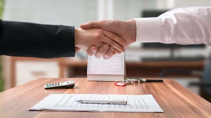 networking/expo
Apretón de manos sella acuerdo en Inmobiliare Summits. Contrato inmobiliario sobre mesa. Impulso a regularización de vivienda en Benito Juárez.