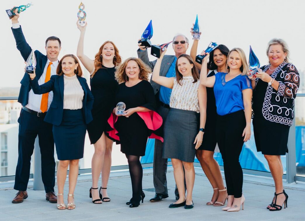 Grupo de personas celebrando premios en Inmobiliare Summits. Evento de real estate en México, LATAM. Reconocimiento a speakers y patrocinadores.