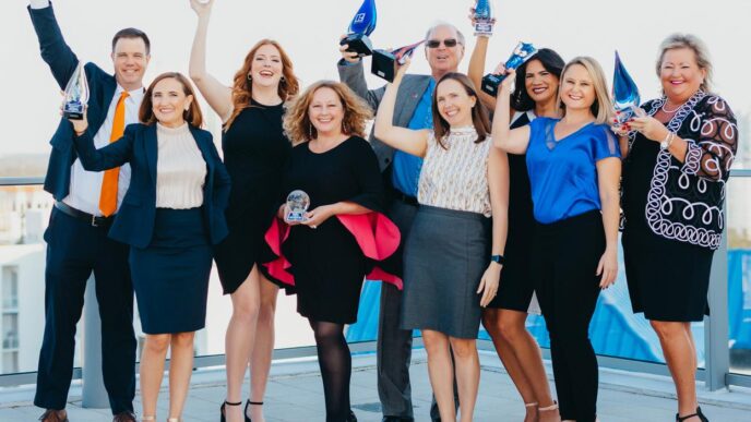 Grupo de personas celebrando premios en Inmobiliare Summits. Evento de real estate en México, LATAM. Reconocimiento a speakers y patrocinadores.