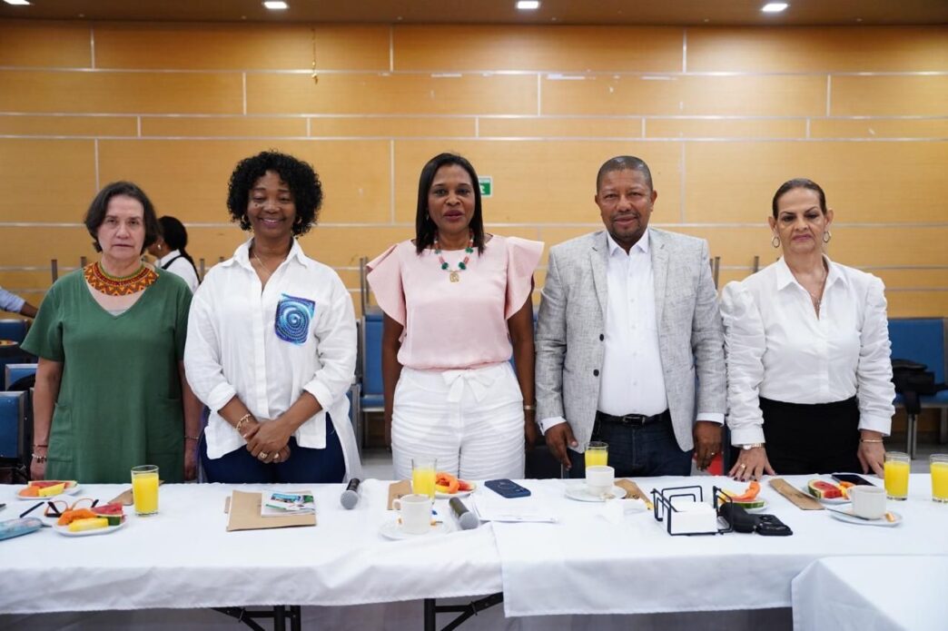 On-stage panel.

Panelistas en Inmobiliare Summits, conferencia de real estate en LATAM. Grupo de speakers posando en evento.