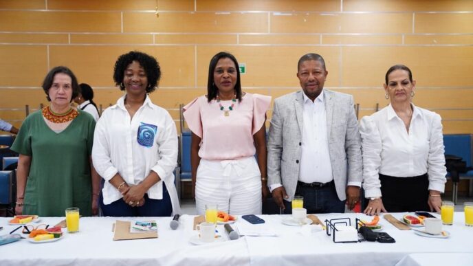 On-stage panel.

Panelistas en Inmobiliare Summits, conferencia de real estate en LATAM. Grupo de speakers posando en evento.