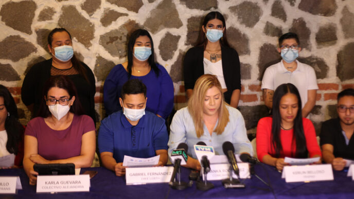 On-stage panel.

Panelistas en conferencia de prensa en México. Se ven Karla Guevara, Gabriel Fernandez y Kanka Roo. Evento Inmobiliare Summits, sector real estate.