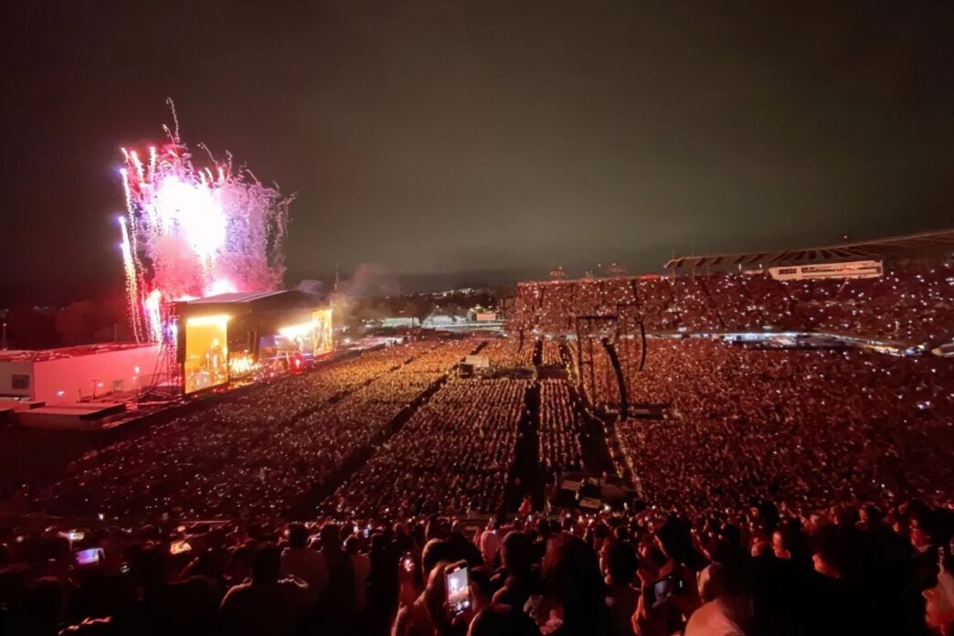 city/destination
Estadio lleno de asistentes en concierto con fuegos artificiales. Celebración en evento masivo en México.