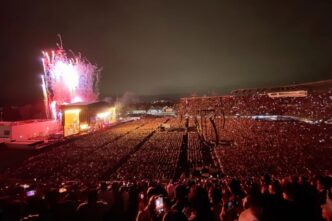 city/destination
Estadio lleno de asistentes en concierto con fuegos artificiales. Celebración en evento masivo en México.