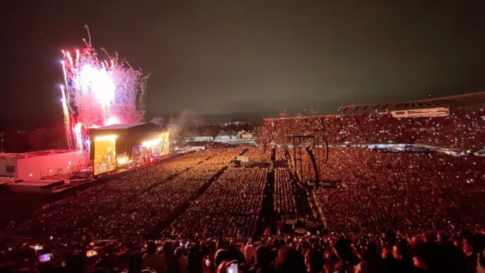 city/destination
Estadio lleno de asistentes en concierto con fuegos artificiales. Celebración en evento masivo en México.
