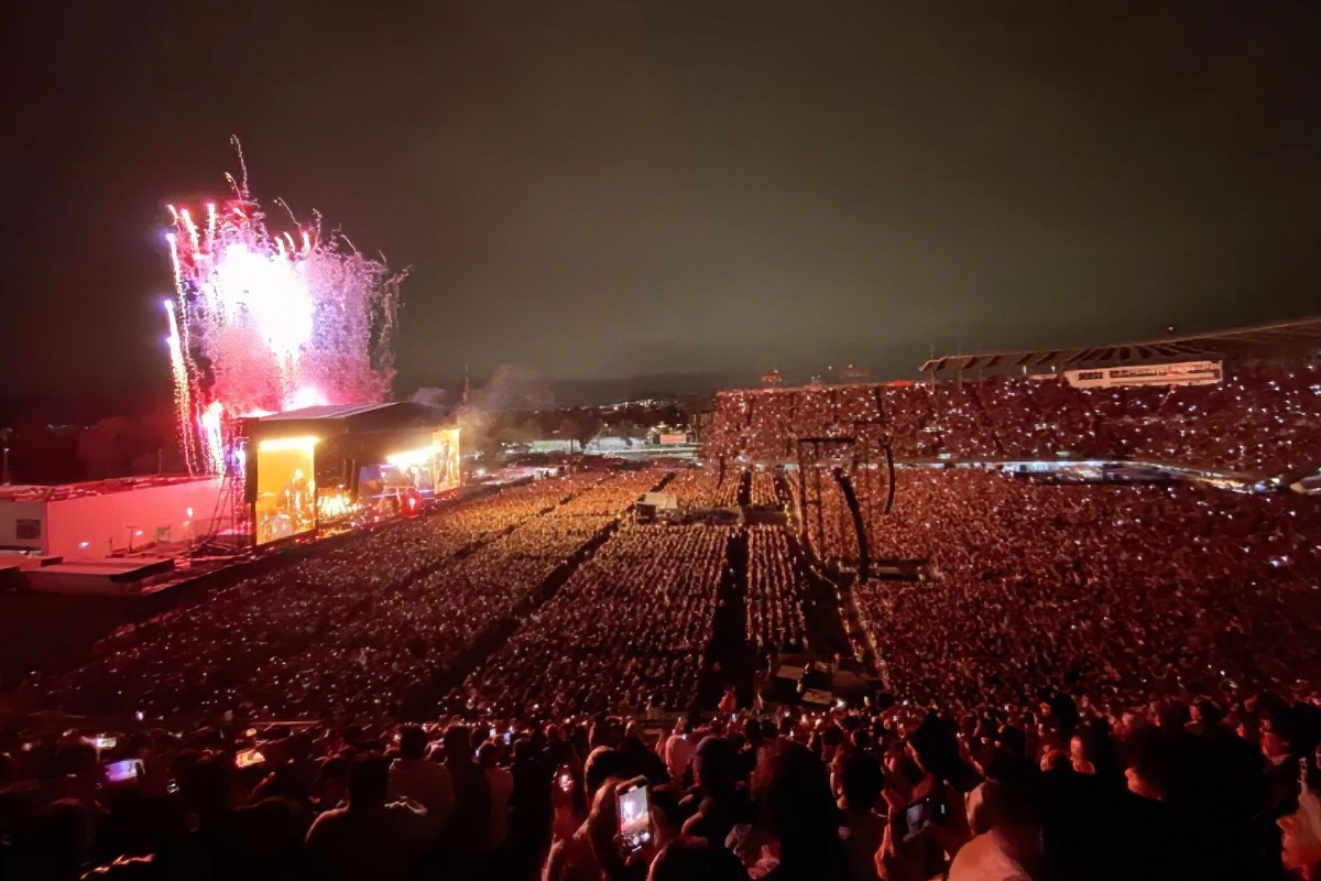 city/destination
Estadio lleno de asistentes en concierto con fuegos artificiales. Celebración en evento masivo en México.