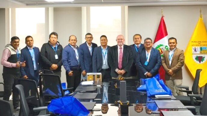 Grupo de personas posando en Inmobiliare Summits, evento real estate en LATAM. Reunión en un venue con banderas de Perú y Santiago de Surco.