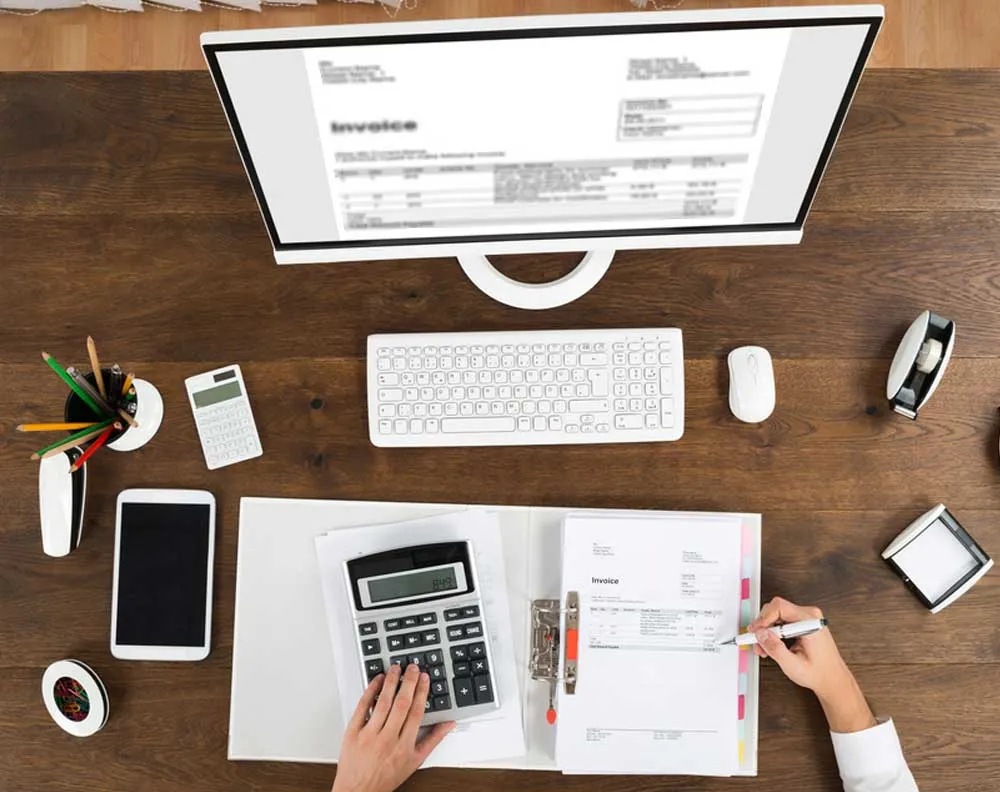 speakers/headshot

Cálculos y facturas en el sector Inmobiliario. Una persona revisa documentos durante una conferencia Inmobiliare Summits en México.