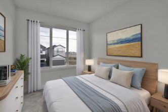 Habitación luminosa en The Crystallina, reflejo del mercado inmobiliario: cama doble con ropa de cama clara, ventana con vista a casas modernas.