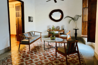 Interior elegante en Yucatán. Muebles de madera, piso con diseño floral. Reflejo de la creciente adquisición de vivienda en la región.