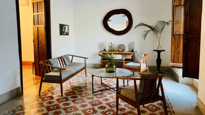 Interior elegante en Yucatán. Muebles de madera, piso con diseño floral. Reflejo de la creciente adquisición de vivienda en la región.