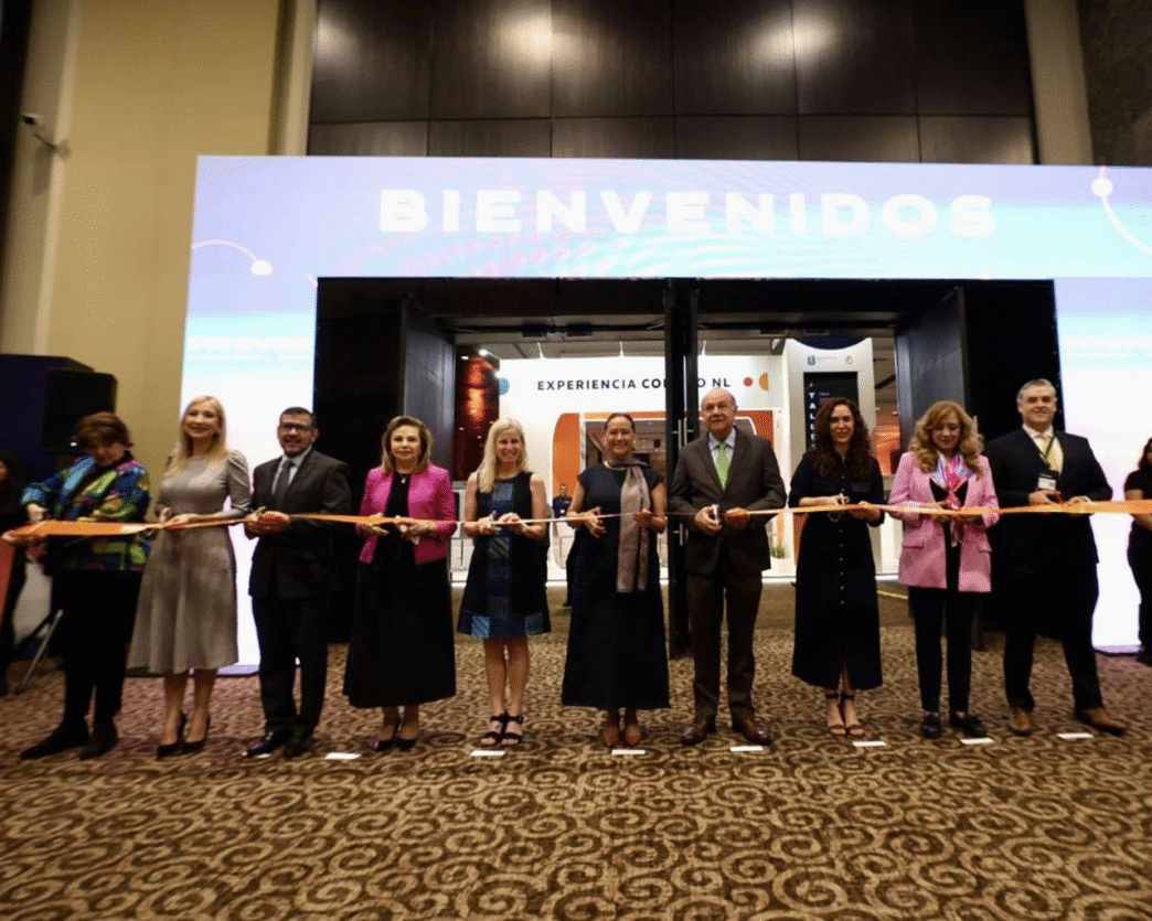 Grupo de personas cortando listón en Inmobiliare Summits, evento de real estate en México. Inauguración de la conferencia LATAM.