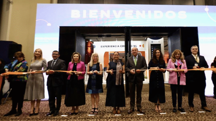 Grupo de personas cortando listón en Inmobiliare Summits, evento de real estate en México. Inauguración de la conferencia LATAM.