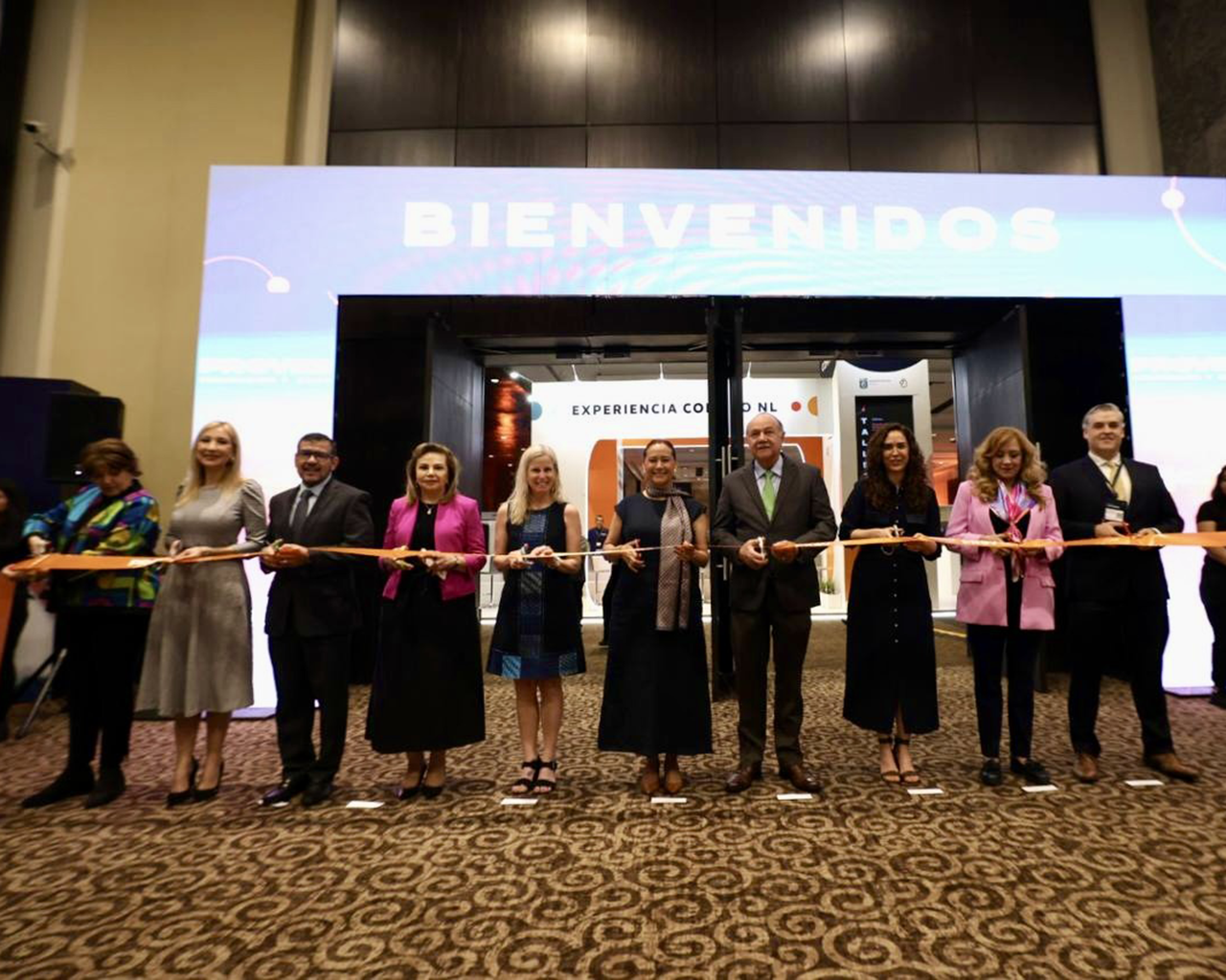 Grupo de personas cortando listón en Inmobiliare Summits, evento de real estate en México. Inauguración de la conferencia LATAM.