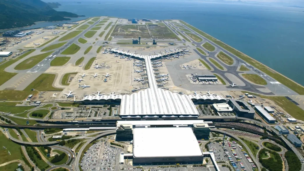 venue/architecture

Vista aérea del aeropuerto, posible sede de Inmobiliare Summits. Arquitectura moderna en ciudad concurrida.