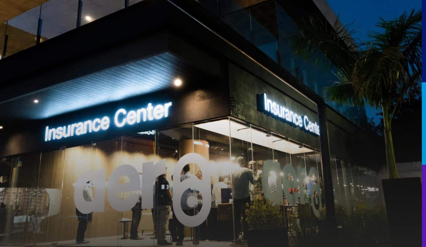 Fachada de Insurance Center, iluminada, con gente adentro. SIVI, la nueva modalidad inmobiliaria, ofrece seguros de vivienda innovadores. Casas aseguradas.