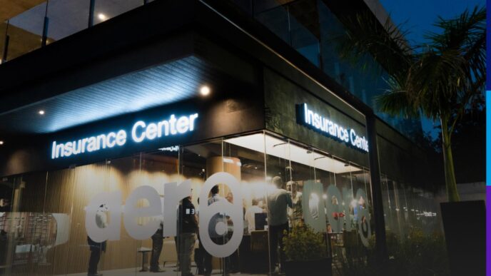 Fachada de Insurance Center, iluminada, con gente adentro. SIVI, la nueva modalidad inmobiliaria, ofrece seguros de vivienda innovadores. Casas aseguradas.