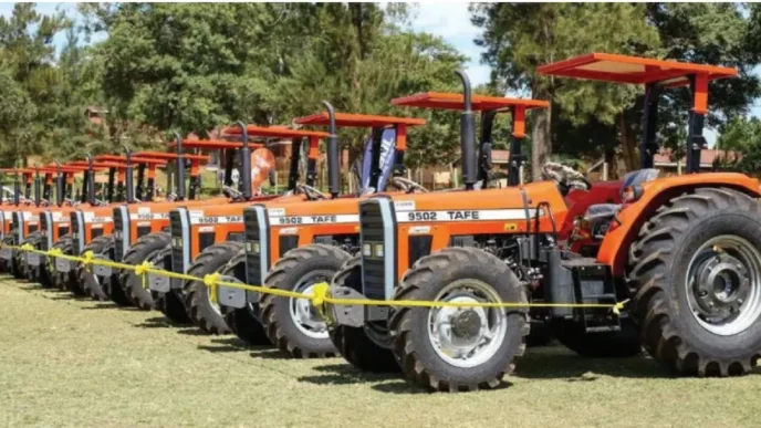 Fila de tractores AGCO en Querétaro, listos para la expansión agrícola. Máquinas TAFe 9502 robustas y modernas, reflejo del compromiso de AGCO México.