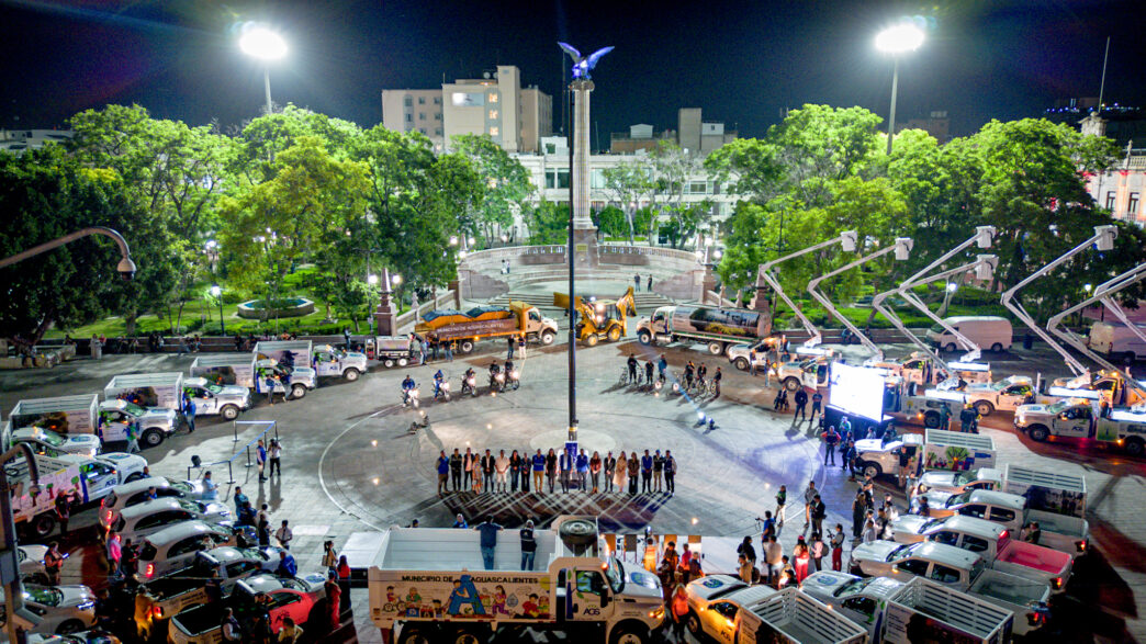 city/destination

Vista nocturna de la Plaza de la Patria en Aguascalientes, México. Un grupo de personas se reúne alrededor del monumento central. #InmobiliareSummits #México