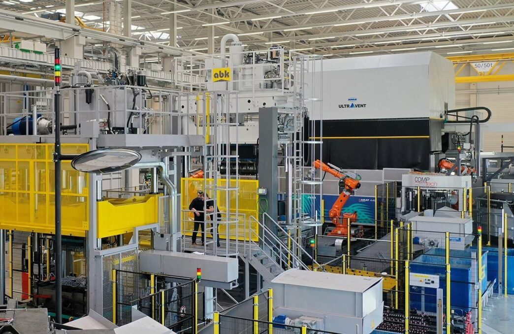 Venue/architecture.
Planta de Ahresty en Zacatecas, México, con maquinaria industrial avanzada y personal. Expansión de planta en el contexto de Inmobiliare Summits.