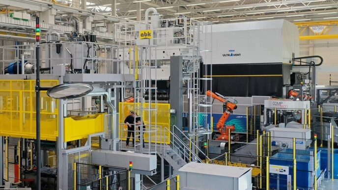 Venue/architecture.
Planta de Ahresty en Zacatecas, México, con maquinaria industrial avanzada y personal. Expansión de planta en el contexto de Inmobiliare Summits.