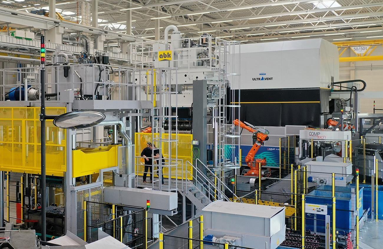 Venue/architecture.
Planta de Ahresty en Zacatecas, México, con maquinaria industrial avanzada y personal. Expansión de planta en el contexto de Inmobiliare Summits.