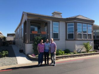 Imagen de una familia frente a una vivienda en Santa Lucía. El interés por desarrollar más viviendas cerca de AIFA se ha disparado.