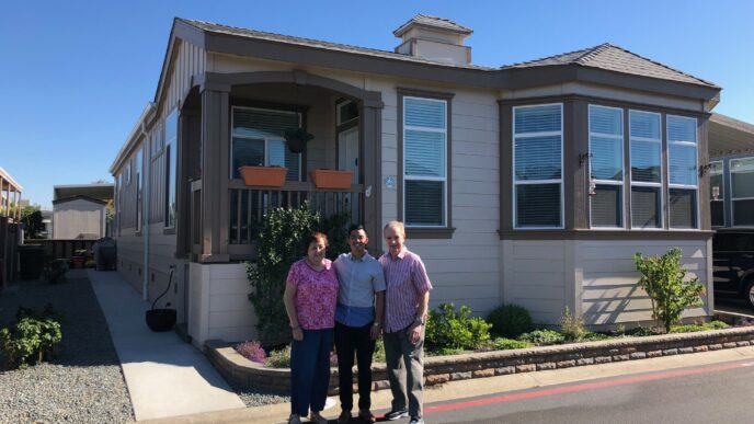 Imagen de una familia frente a una vivienda en Santa Lucía. El interés por desarrollar más viviendas cerca de AIFA se ha disparado.