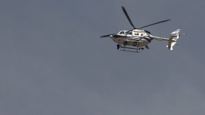 Helicóptero blanco y azul volando en el cielo, posible taxi aéreo para el AIFA. Transporte aéreo moderno y eficiente en México. AMLO impulsa AIFA.