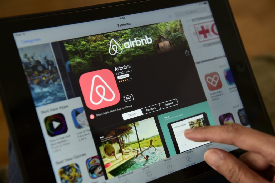 Sponsors/branding.

Descarga la app de Airbnb en un iPad. Plataforma clave para el sector inmobiliario y el turismo en LATAM. Estrategias en conferencias.