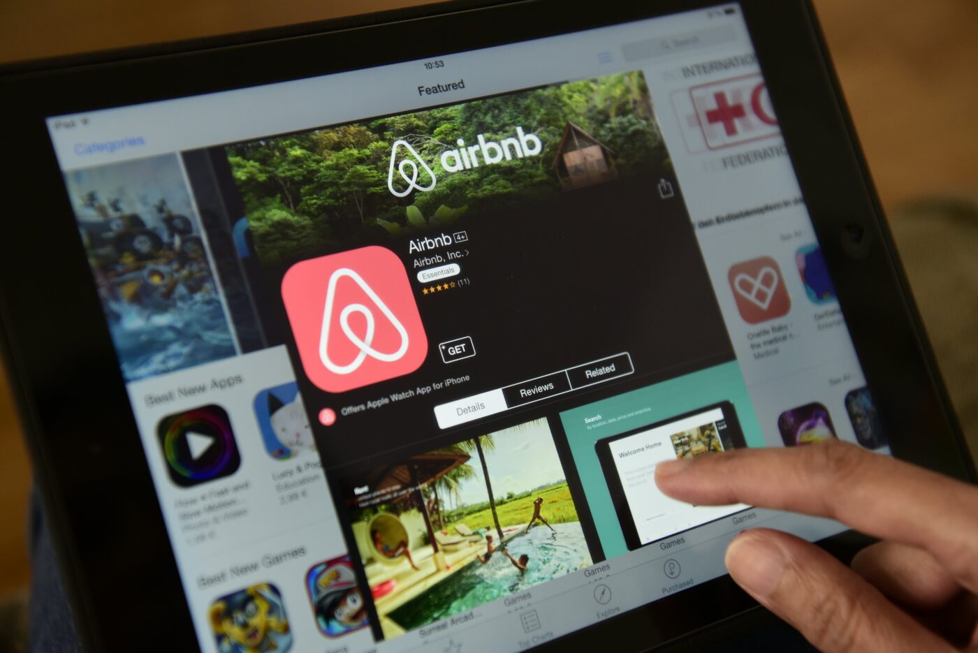 Sponsors/branding.

Descarga la app de Airbnb en un iPad. Plataforma clave para el sector inmobiliario y el turismo en LATAM. Estrategias en conferencias.