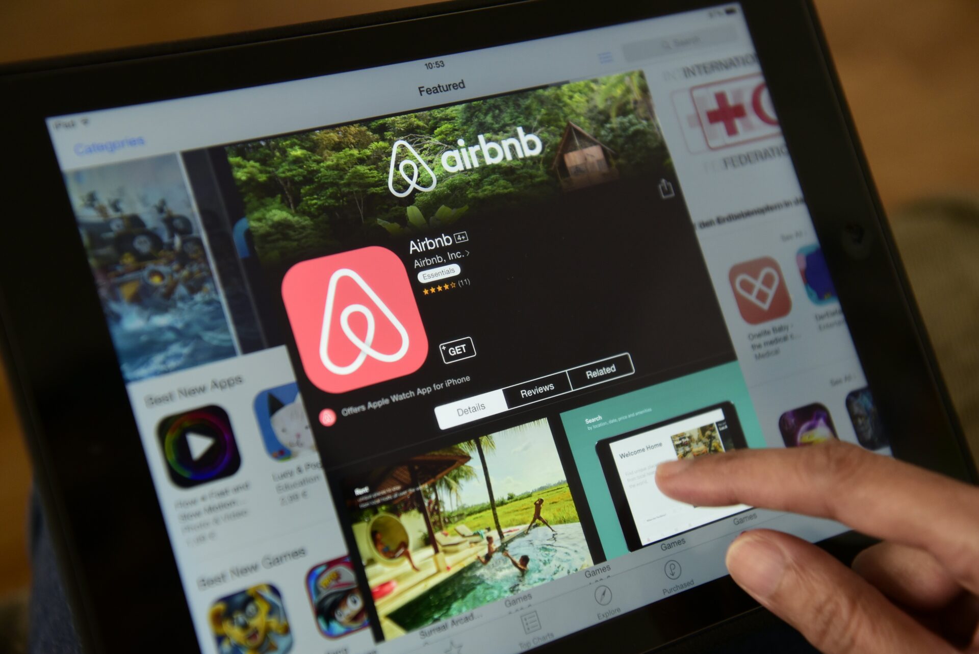 Sponsors/branding.

Descarga la app de Airbnb en un iPad. Plataforma clave para el sector inmobiliario y el turismo en LATAM. Estrategias en conferencias.