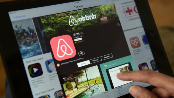 Sponsors/branding.

Descarga la app de Airbnb en un iPad. Plataforma clave para el sector inmobiliario y el turismo en LATAM. Estrategias en conferencias.