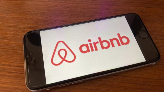 Sponsors/branding.
Teléfono muestra el logo de Airbnb, patrocinador en Inmobiliare Summits. Real estate y tecnología en conferencia LATAM, México.