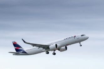 Avión LATAM Airbus despegando en Querétaro. Expansión de operaciones y acuerdo con el gobierno local. Cielo nublado de fondo. Aerolínea comercial.