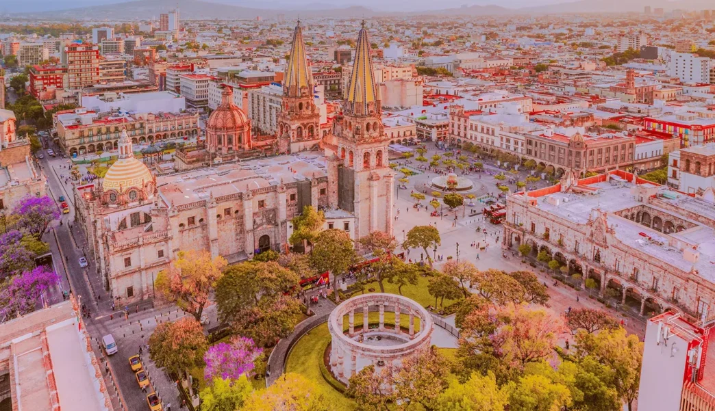 Vista aérea de Guadalajara, México, sede de Inmobiliare Summits. Arquitectura histórica y ambiente vibrante para la conferencia de real estate LATAM.