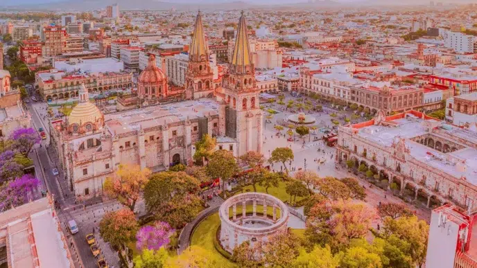 Vista aérea de Guadalajara, México, sede de Inmobiliare Summits. Arquitectura histórica y ambiente vibrante para la conferencia de real estate LATAM.