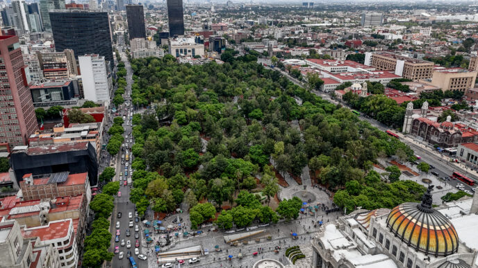 Vista aérea de la Alameda Central, un parque urbano en Ciudad de México, con edificios altos y tráfico. Un Town Center vibrante con historia y cultura.