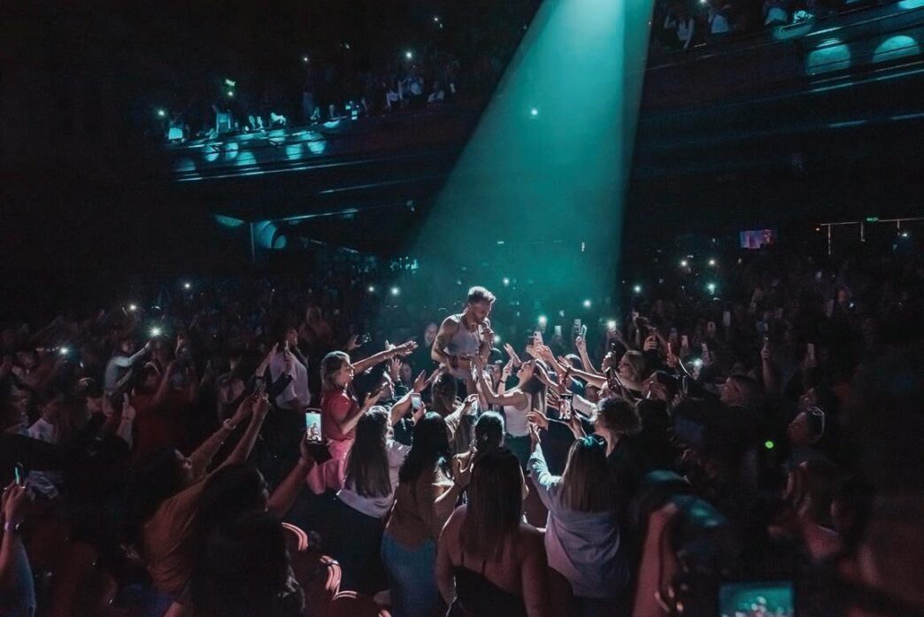 Speakers/headshot.
Público graba a un orador en Inmobiliare Summits. El evento de real estate atrae a profesionales en México y LATAM. Conferencia anual.
