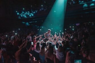 Speakers/headshot.
Público graba a un orador en Inmobiliare Summits. El evento de real estate atrae a profesionales en México y LATAM. Conferencia anual.