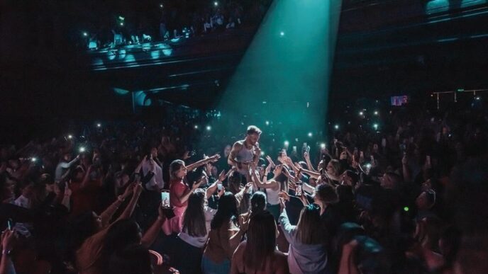 Speakers/headshot.
Público graba a un orador en Inmobiliare Summits. El evento de real estate atrae a profesionales en México y LATAM. Conferencia anual.