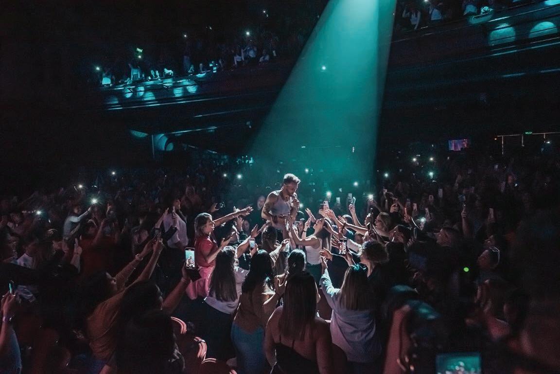 Speakers/headshot.
Público graba a un orador en Inmobiliare Summits. El evento de real estate atrae a profesionales en México y LATAM. Conferencia anual.