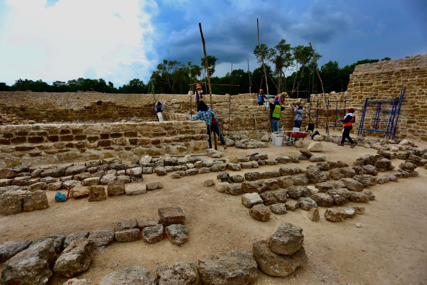 Venue/Architecture.
Trabajadores en la recuperación del antiguo aeródromo de Tulum, ahora Parque del Jaguar. Proyecto Inmobiliare Summits, México.
