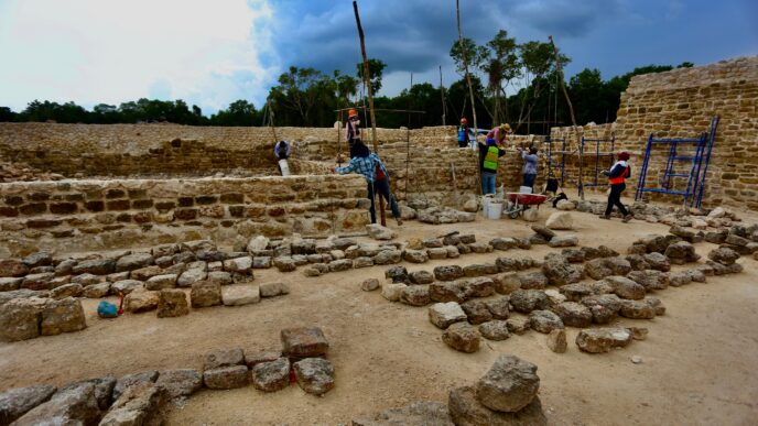 Venue/Architecture.
Trabajadores en la recuperación del antiguo aeródromo de Tulum, ahora Parque del Jaguar. Proyecto Inmobiliare Summits, México.