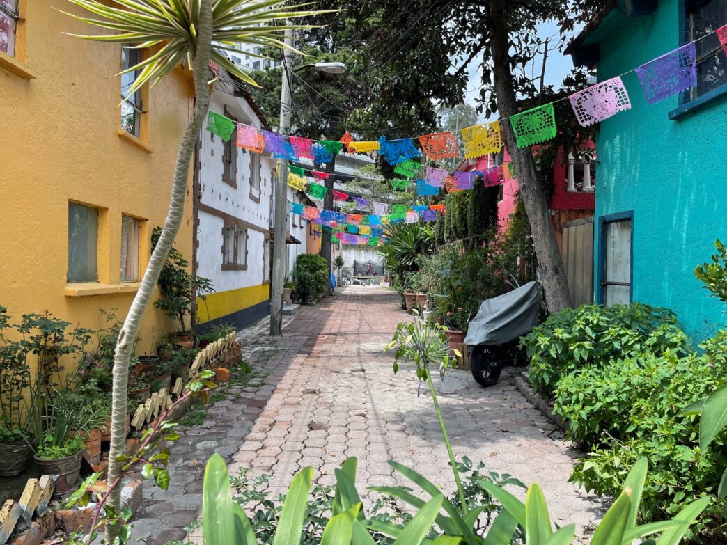 venue/architecture

Calle colorida con banderas en Alcaldía Benito Juárez, México. Arquitectura local en Inmobiliare Summits, evento de real estate.