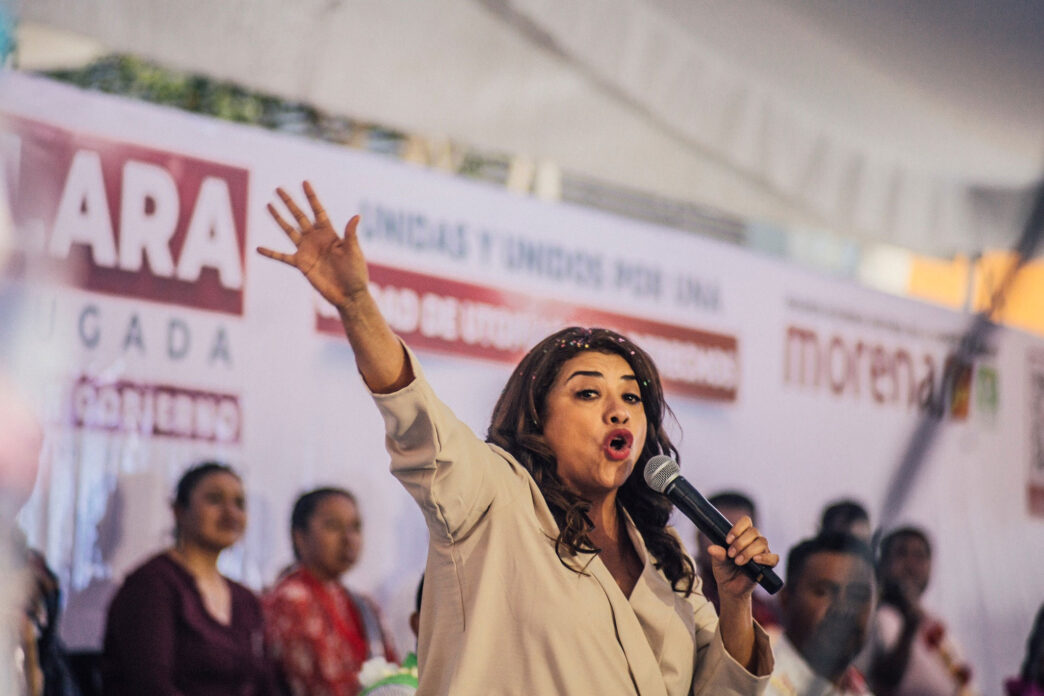 speakers/headshot
Oradora en evento en México gesticula con micrófono en mano. Fondo con logos de patrocinadores. #InmobiliareSummits #conferencia #Mexico