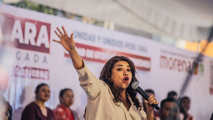 speakers/headshot
Oradora en evento en México gesticula con micrófono en mano. Fondo con logos de patrocinadores. #InmobiliareSummits #conferencia #Mexico