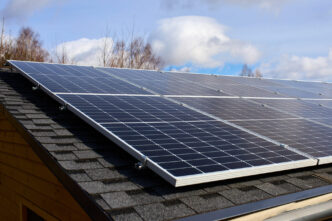 Paneles solares en tejado, capturando energía limpia. Impacto en el real estate con Alianza de Energía Limpia para sostenibilidad y eficiencia.