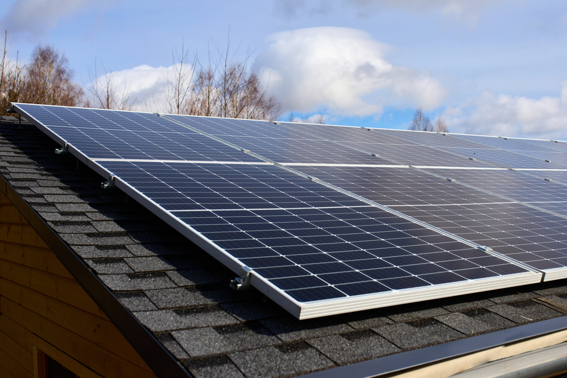Paneles solares en tejado, capturando energía limpia. Impacto en el real estate con Alianza de Energía Limpia para sostenibilidad y eficiencia.